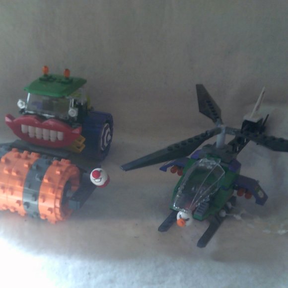 Lego JOKER Steamroller and Joker Helicopter set - Picture 1 of 12